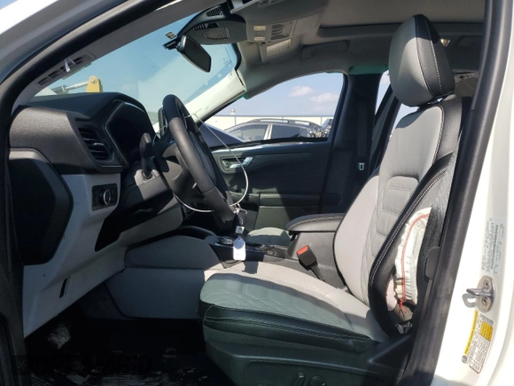 2024 Ford Escape Platinum with VIN 1FMCU9JAXRUA33229, listed as a Copart auction lot 44464685 with 5,431 mi miles and Salvage Title. Bid and sale history available at DreamBid. Image 7.