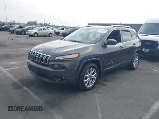 2017 Jeep Cherokee Latitude z VIN 1C4PJLCB6HW668128, wystawiony jako IAAI lot #42825498 z przebiegiem 110 951 mil mil oraz . Historia ofert i sprzedaży dostępna na DreamBid. Obrazek 2.