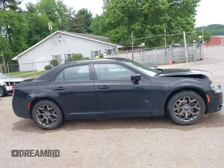 2015 Chrysler 300 S z VIN 2C3CCAGG1FH923044, wystawiony jako IAAI lot #42284945 z przebiegiem 132 681 mil mil oraz . Historia ofert i sprzedaży dostępna na DreamBid. Obrazek 13.