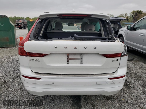 2022 Volvo XC60 Momentum z VIN YV4L12RK3N1083867, wystawiony jako Copart lot #51636235 z przebiegiem 30 390 mil mil oraz Szkody całkowita. Historia ofert i sprzedaży dostępna na DreamBid. Obrazek 6.