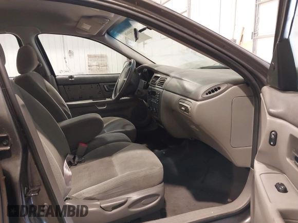 2003 Ford Taurus SE Standard z VIN 1FAFP53UX3G167579, wystawiony jako IAAI lot #42140606 z przebiegiem 178 147 mil mil oraz . Historia ofert i sprzedaży dostępna na DreamBid. Obrazek 5.