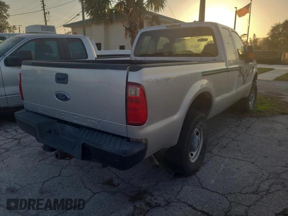 2010 Ford F-250 XL z VIN 1FTSX2B51AEA77375, wystawiony jako Copart lot #44066945 z przebiegiem 128 913 mil mil oraz Tytuł czysty. Historia ofert i sprzedaży dostępna na DreamBid. Obrazek 4.