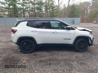 2022 Jeep Compass Latitude with VIN 3C4NJDBB5NT184919, listed as a IAAI auction lot 41044815 with 17,654 mi miles and . Bid and sale history available at DreamBid. Image 13.