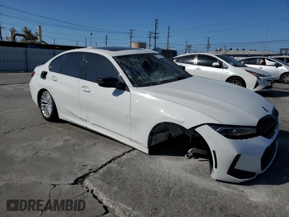 2023 BMW 3 Series 330i z VIN 3MW69FF08P8D73326, wystawiony jako Copart lot #57511995 z przebiegiem Nie podano mil oraz Czysty tytuł • Clean title. Historia ofert i sprzedaży dostępna na DreamBid. Obrazek 4.