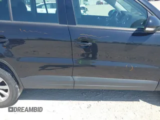 2017 Volkswagen Tiguan S z VIN WVGBV7AX8HK049943, wystawiony jako IAAI lot #42055240 z przebiegiem 113 330 mil mil oraz . Historia ofert i sprzedaży dostępna na DreamBid. Obrazek 14.