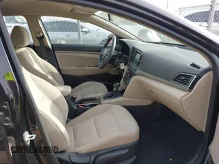 2017 Hyundai Elantra SE z VIN 5NPD84LFXHH191863, wystawiony jako IAAI lot #42272222 z przebiegiem 88 796 mil mil oraz . Historia ofert i sprzedaży dostępna na DreamBid. Obrazek 5.