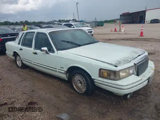 1991 Lincoln Town Car Executive z VIN 1LNCM81W5MY653249, wystawiony jako IAAI lot #42409948 z przebiegiem 57 490 mil mil oraz . Historia ofert i sprzedaży dostępna na DreamBid. Obrazek 1.