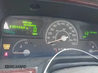 2003 Lincoln Town Car Signature z VIN 1LNHM82W13Y640985, wystawiony jako IAAI lot #42294241 z przebiegiem 230 556 mil mil oraz . Historia ofert i sprzedaży dostępna na DreamBid. Obrazek 7.