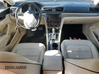 2017 Volkswagen Passat SE z VIN 1VWBT7A32HC018878, wystawiony jako Copart lot #53029885 z przebiegiem Nie podano mil oraz Szkoda całkowita • Salvage title. Historia ofert i sprzedaży dostępna na DreamBid. Obrazek 8.