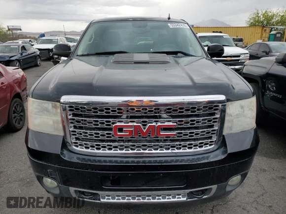 2011 GMC Sierra 2500HD Denali z VIN 1GT125C81BF106180, wystawiony jako Copart lot #55342435 z przebiegiem 174 738 mil mil oraz Szkoda całkowita • Salvage title. Historia ofert i sprzedaży dostępna na DreamBid. Obrazek 5.