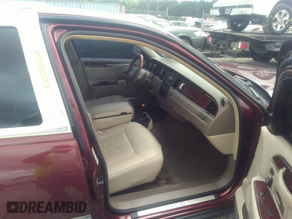 2003 Lincoln Town Car Cartier z VIN 1LNHM83W33Y631168, wystawiony jako IAAI lot #42333306 z przebiegiem 248 272 mil mil oraz . Historia ofert i sprzedaży dostępna na DreamBid. Obrazek 5.