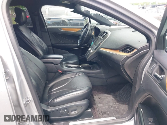 2017 Lincoln MKC Reserve z VIN 5LMCJ3D97HUL53966, wystawiony jako IAAI lot #42248077 z przebiegiem 55 245 mil mil oraz . Historia ofert i sprzedaży dostępna na DreamBid. Obrazek 5.