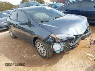 2018 Toyota Corolla L z VIN 5YFBURHE8JP807522, wystawiony jako IAAI lot #41609439 z przebiegiem 76 573 mil mil oraz . Historia ofert i sprzedaży dostępna na DreamBid. Obrazek 1.