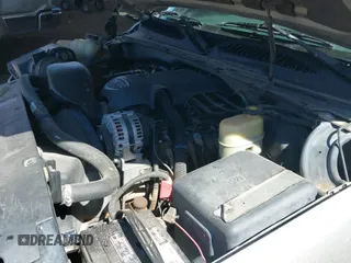 2002 GMC Sierra 1500 SLE z VIN 2GTEK19T721381162, wystawiony jako IAAI lot #43198789 z przebiegiem 301 974 mil mil oraz . Historia ofert i sprzedaży dostępna na DreamBid. Obrazek 20.