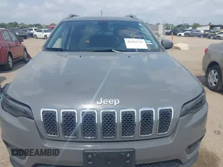 2020 Jeep Cherokee Latitude Plus z VIN 1C4PJMLBXLD568074, wystawiony jako IAAI lot #42164034 z przebiegiem 75 448 mil mil oraz . Historia ofert i sprzedaży dostępna na DreamBid. Obrazek 13.