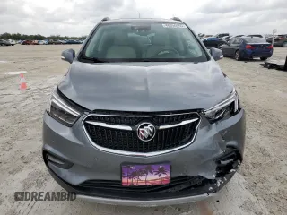 2020 Buick Encore Essence z VIN KL4CJGSB6LB047540, wystawiony jako Copart lot #48350565 z przebiegiem 40 156 mil mil oraz Nie do naprawy. Historia ofert i sprzedaży dostępna na DreamBid. Obrazek 5.