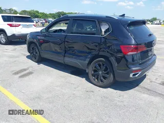 2024 Volkswagen Taos SE z VIN 3VVEX7B20RM047467, wystawiony jako IAAI lot #42290021 z przebiegiem 4 345 mil mil oraz . Historia ofert i sprzedaży dostępna na DreamBid. Obrazek 3.