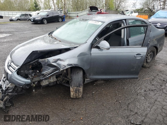 2010 Volkswagen Jetta S с VIN 3VWJZ7AJ8AM003993, выставлен на аукционе Copart как лот 51973625 с пробегом 105 215 миль миль и Списание • Salvage title. История ставок и продаж доступна на DreamBid. Изображение 1.
