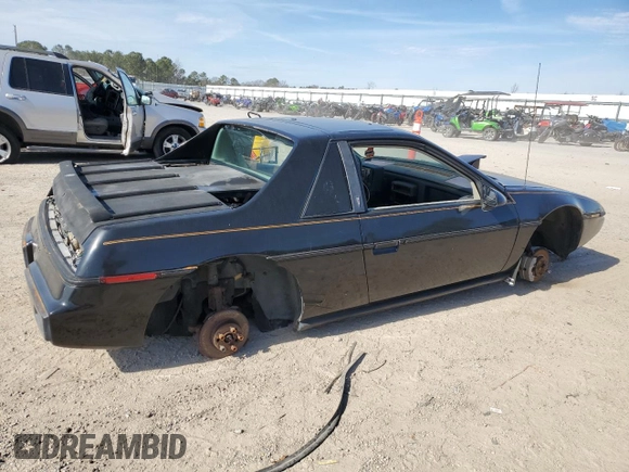 1985 Pontiac Fiero z VIN 1G2PM37R0FP243885, wystawiony jako Copart lot #43140515 z przebiegiem 179 713 mil mil oraz Czysty tytuł • Clean title. Historia ofert i sprzedaży dostępna na DreamBid. Obrazek 3.