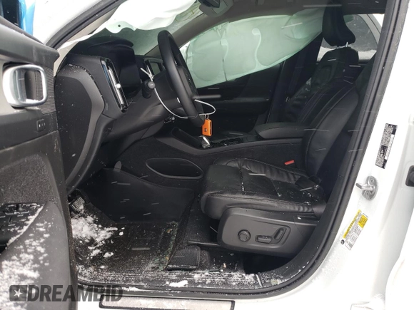 2023 Volvo XC40 Plus Bright Theme with VIN YV4L12UNXP2931564, listed as a Copart auction lot 86634444 with 27,997 mi miles and Salvage Title. Bid and sale history available at carsss.com. Image 7.