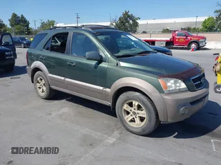 2003 Kia Sorento LX z VIN KNDJC733135050990, wystawiony jako IAAI lot #42359016 z przebiegiem 124 642 mil mil oraz . Historia ofert i sprzedaży dostępna na DreamBid. Obrazek 1.