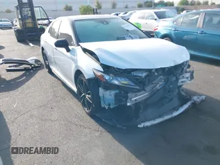 2021 Toyota Camry XSE z VIN 4T1K61AK1MU585677, wystawiony jako IAAI lot #42238920 z przebiegiem 90 089 mil mil oraz . Historia ofert i sprzedaży dostępna na DreamBid. Obrazek 1.