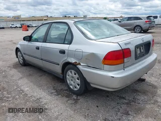 1998 Honda Civic DX z VIN 2HGEJ6525WH562868, wystawiony jako IAAI lot #42382885 z przebiegiem 222 789 mil mil oraz . Historia ofert i sprzedaży dostępna na DreamBid. Obrazek 3.
