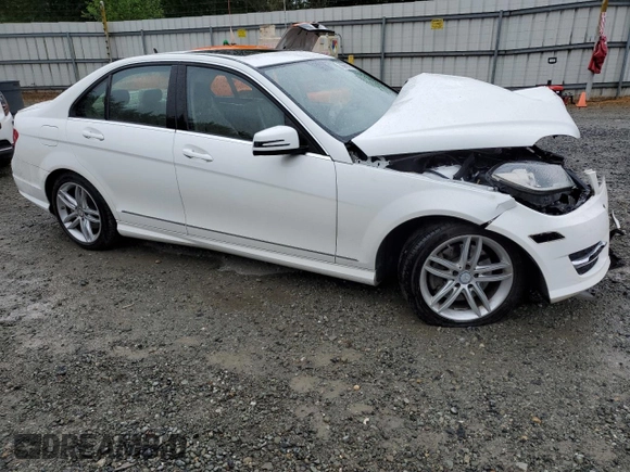 2013 Mercedes-Benz C 300 Sport z VIN WDDGF8AB3DR257916, wystawiony jako Copart lot #58555775 z przebiegiem Nie podano mil oraz Szkoda całkowita • Salvage title. Historia ofert i sprzedaży dostępna na DreamBid. Obrazek 4.