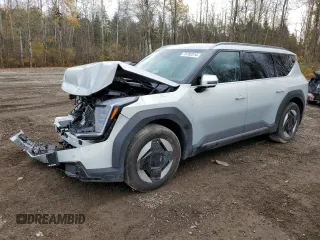 2024 Kia EV9 Wind z VIN KNDAFFS57R6049852, wystawiony jako Copart lot #78782314 z przebiegiem 2496 mil mil oraz Szkody całkowita. Historia ofert i sprzedaży dostępna na DreamBid. Obrazek 1.