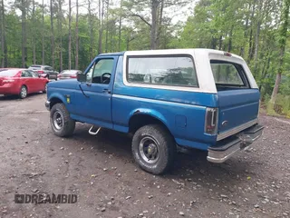 1992 Ford Bronco XL with VIN 1FMEU15N8NLA71453, listed as a IAAI auction lot 42169254 with 141,614 mi miles. Bid and sale history available at carsss.com. Image 3.