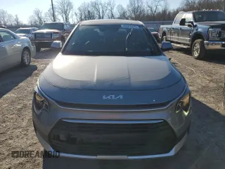 2025 Kia Niro LX with VIN KNDCP3LE3S5223592, listed as a Copart auction lot 45681015 with 5,589 mi miles and Salvage Title. Bid and sale history available at carsss.com. Image 5.