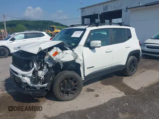 2020 Jeep Renegade Altitude z VIN ZACNJBBB0LPL70244, wystawiony jako IAAI lot #42461836 z przebiegiem 37 454 mil mil oraz . Historia ofert i sprzedaży dostępna na DreamBid. Obrazek 2.