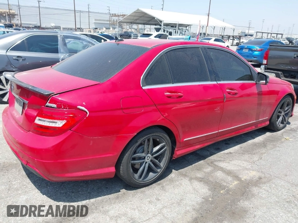 2013 Mercedes-Benz C 250 Sport z VIN WDDGF4HB9DR244988, wystawiony jako IAAI lot #42386935 z przebiegiem 95 380 mil mil oraz . Historia ofert i sprzedaży dostępna na DreamBid. Obrazek 4.