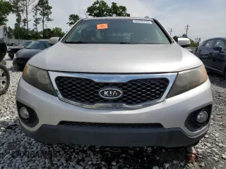 2011 Kia Sorento EX z VIN 5XYKU4A22BG043319, wystawiony jako Copart lot #55879115 z przebiegiem Nie podano mil oraz Czysty tytuł • Clean title. Historia ofert i sprzedaży dostępna na DreamBid. Obrazek 5.