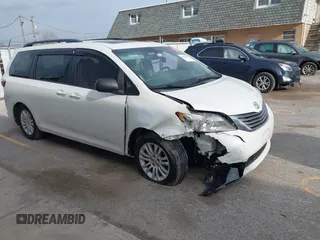 2016 Toyota Sienna XLE z VIN 5TDYK3DC7GS695698, wystawiony jako IAAI lot #41851067 z przebiegiem 142 538 mil mil oraz . Historia ofert i sprzedaży dostępna na DreamBid. Obrazek 1.