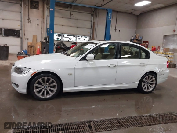 2011 BMW 3 Series 328i z VIN WBAPH5G57BNM82328, wystawiony jako IAAI lot #42130819 z przebiegiem 117 047 mil mil oraz . Historia ofert i sprzedaży dostępna na DreamBid. Obrazek 14.