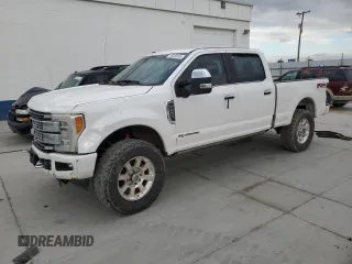 2017 Ford F-250 Lariat z VIN 1FT7W2BT6HED83358, wystawiony jako Copart lot #55566865 z przebiegiem 140 578 mil mil oraz Szkoda całkowita • Salvage title. Historia ofert i sprzedaży dostępna na DreamBid. Obrazek 1.