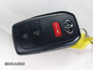 2024 Toyota Land Cruiser z VIN JTEABFAJ6RK007928, wystawiony jako IAAI lot #41575919 z przebiegiem 9282 mil mil oraz . Historia ofert i sprzedaży dostępna na DreamBid. Obrazek 11.