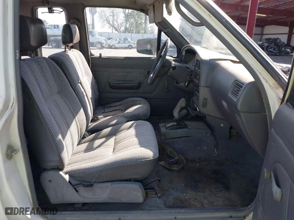 1992 Toyota 4WD Pickups DLX with VIN JT4VN13D3N5072252, listed as a IAAI auction lot 41928277 with 317,204 mi miles. Bid and sale history available at carsss.com. Image 5.