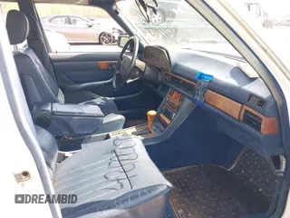 1988 Mercedes-Benz 560 with VIN WDBCA39DXJA420974, listed as a IAAI auction lot 42122073 with 113,273 mi miles and . Bid and sale history available at DreamBid. Image 5.