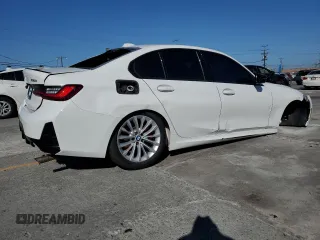 2023 BMW 3 Series 330i z VIN 3MW69FF08P8D73326, wystawiony jako Copart lot #57511995 z przebiegiem Nie podano mil oraz Czysty tytuł • Clean title. Historia ofert i sprzedaży dostępna na DreamBid. Obrazek 3.