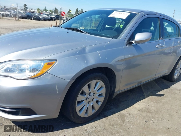 2014 Chrysler 200 LX z VIN 1C3CCBAB3EN231263, wystawiony jako IAAI lot #41858333 z przebiegiem 63 100 mil mil oraz . Historia ofert i sprzedaży dostępna na DreamBid. Obrazek 6.