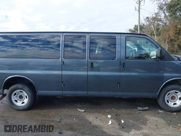 2014 Chevrolet Express Passenger LT z VIN 1GAZG1FG4E1177819, wystawiony jako IAAI lot #41422904 z przebiegiem 97 357 mil mil oraz . Historia ofert i sprzedaży dostępna na DreamBid. Obrazek 14.