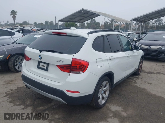 2015 BMW X1 sDrive28i z VIN WBAVM1C50FVZ93810, wystawiony jako IAAI lot #42475276 z przebiegiem 139 118 mil mil oraz . Historia ofert i sprzedaży dostępna na DreamBid. Obrazek 4.