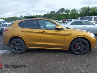 2022 Alfa Romeo Stelvio Veloce z VIN ZASPAKBNXN7D26328, wystawiony jako IAAI lot #42326409 z przebiegiem 42 494 mil mil oraz . Historia ofert i sprzedaży dostępna na DreamBid. Obrazek 13.