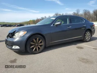 2008 Lexus LS 460 L z VIN JTHGL46F885030935, wystawiony jako Copart lot #56921195 z przebiegiem 306 101 mil mil oraz Tytuł czysty. Historia ofert i sprzedaży dostępna na DreamBid. Obrazek 1.