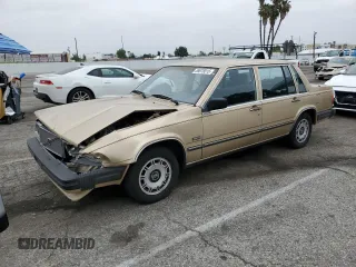 1987 Volvo 740 z VIN YV1FX8843H2178121, wystawiony jako Copart lot #55678015 z przebiegiem 105 881 mil mil oraz Tytuł czysty. Historia ofert i sprzedaży dostępna na DreamBid. Obrazek 1.