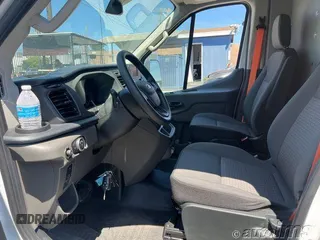2023 Ford Transit Cargo z VIN 1FTBR1X80PKC02609, wystawiony jako IAAI lot #42845487 z przebiegiem 6 879 mil mil oraz . Historia ofert i sprzedaży dostępna na DreamBid. Obrazek 6.