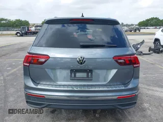 2024 Volkswagen Tiguan Wolfsburg Edition z VIN 3VV6B7AX3RM228613, wystawiony jako IAAI lot #41904996 z przebiegiem 3 129 mil mil oraz . Historia ofert i sprzedaży dostępna na DreamBid. Obrazek 17.