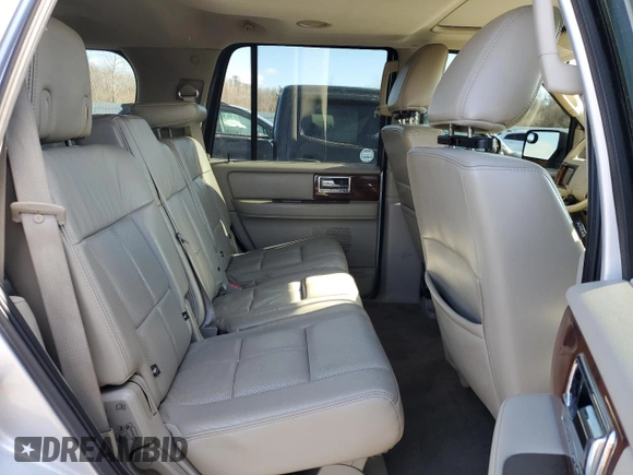 2011 Lincoln Navigator z VIN 5LMJJ2J59BEJ08154, wystawiony jako Copart lot #45175605 z przebiegiem 170 791 mil mil oraz Czysty tytuł • Clean title. Historia ofert i sprzedaży dostępna na DreamBid. Obrazek 11.